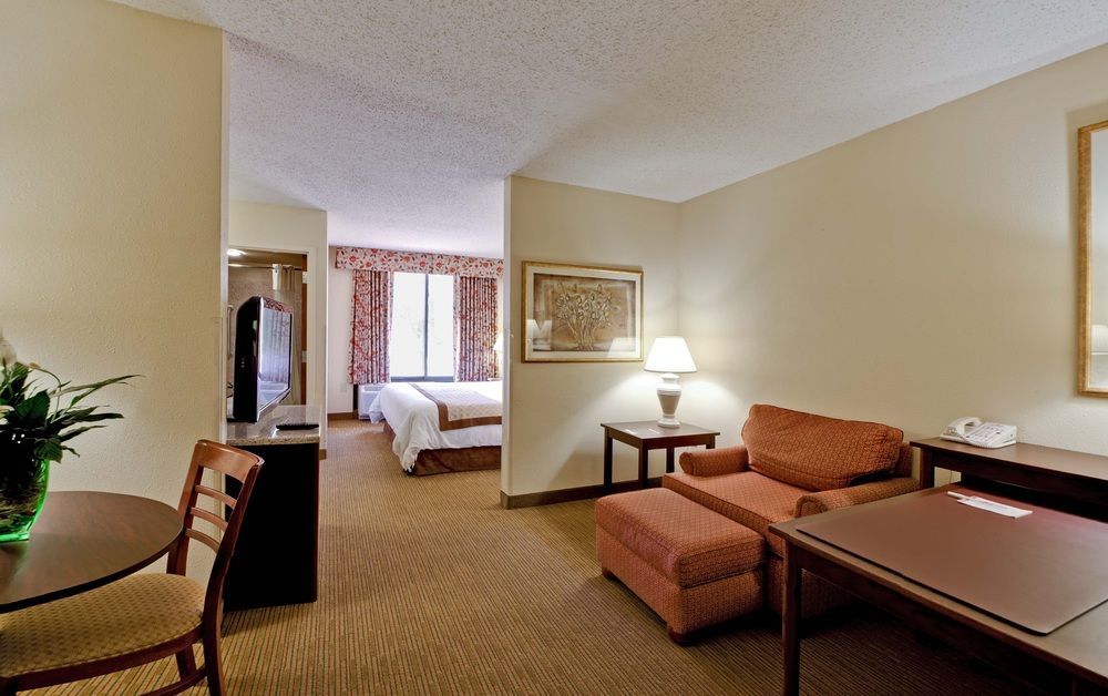 Hawthorn Suites Midwest City Room photo